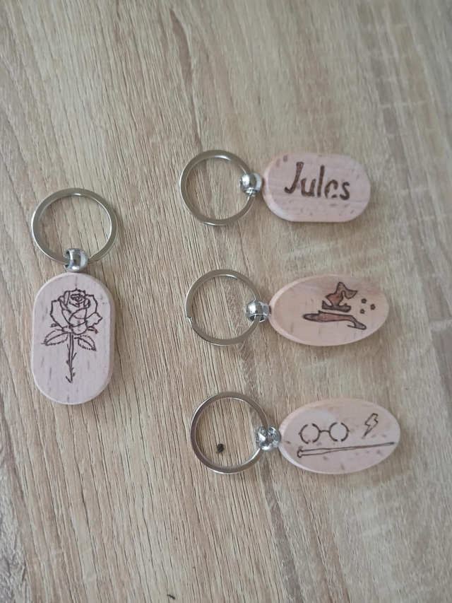 Porte-clé personnalisé en bois – Prénom ou motif gravé – Pyrogravure artisanale