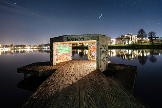 Jorge-Pardo-Pier bei Nacht