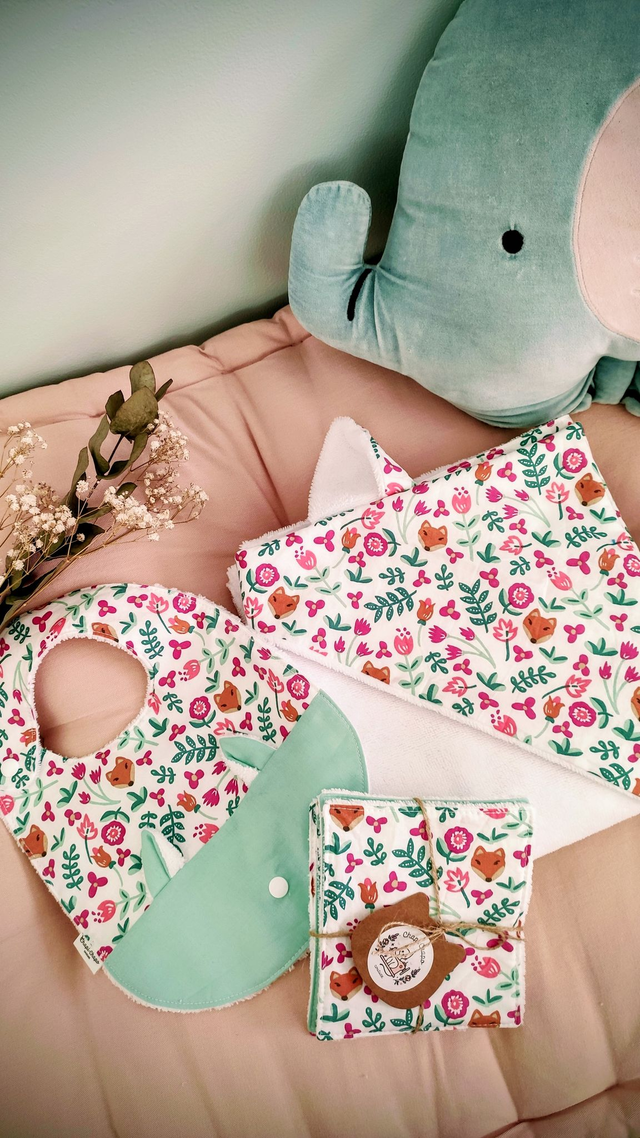 Coffret Le Chapi’Cocon – Cape de bain, Bavoir et Lingettes