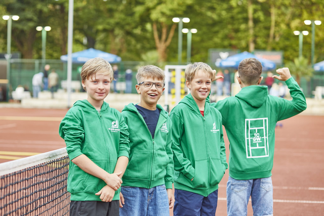 Sweatjacke Kids grün - TCGW Schriftzug klein Brust links