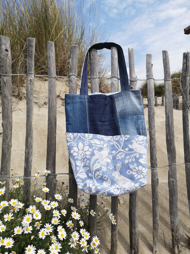 Grand Sac jean upcyclé / fleuri bleu ciel Lapin - Pièce Unique