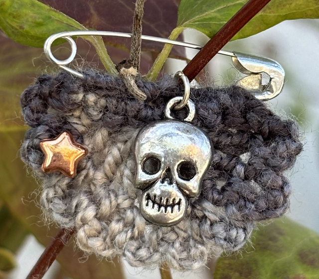 Broche - Grey Skull