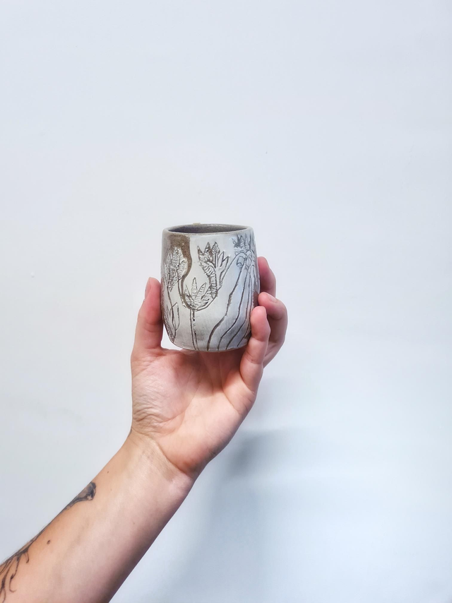 Tasse à café cueillir et offrir des fleurs