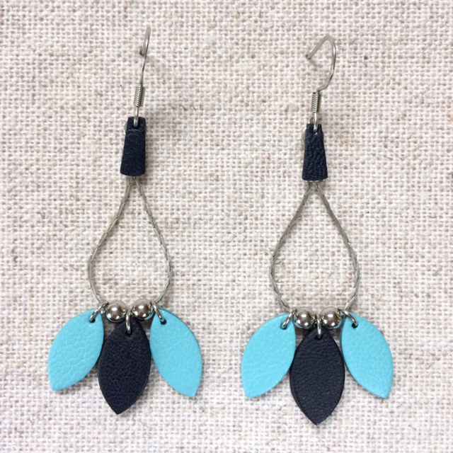 Boucles d’oreilles « Vezzoso » argentées, cuir bleu clair et bleu marine