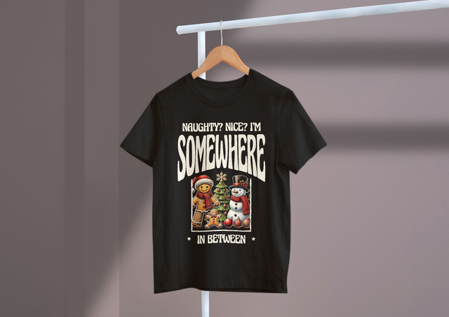Naughty? Nice? I’m somewhere in between., Holiday Humor. Frech? Hübsch? Ich bin irgendwo dazwischen., Urlaubshumor