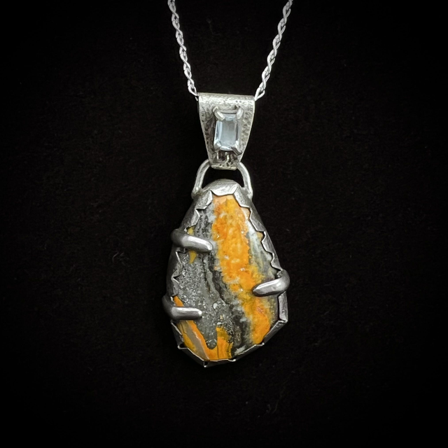 Colgante de Plata Artesanal con Jaspe Bumblebee y Topacio Sky Blue