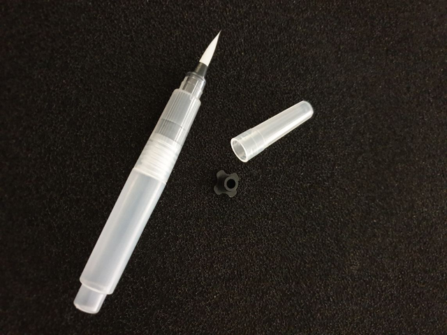 Pinceau à réserve d'eau