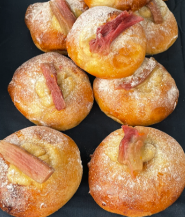 Rhubarb & Custard Bun