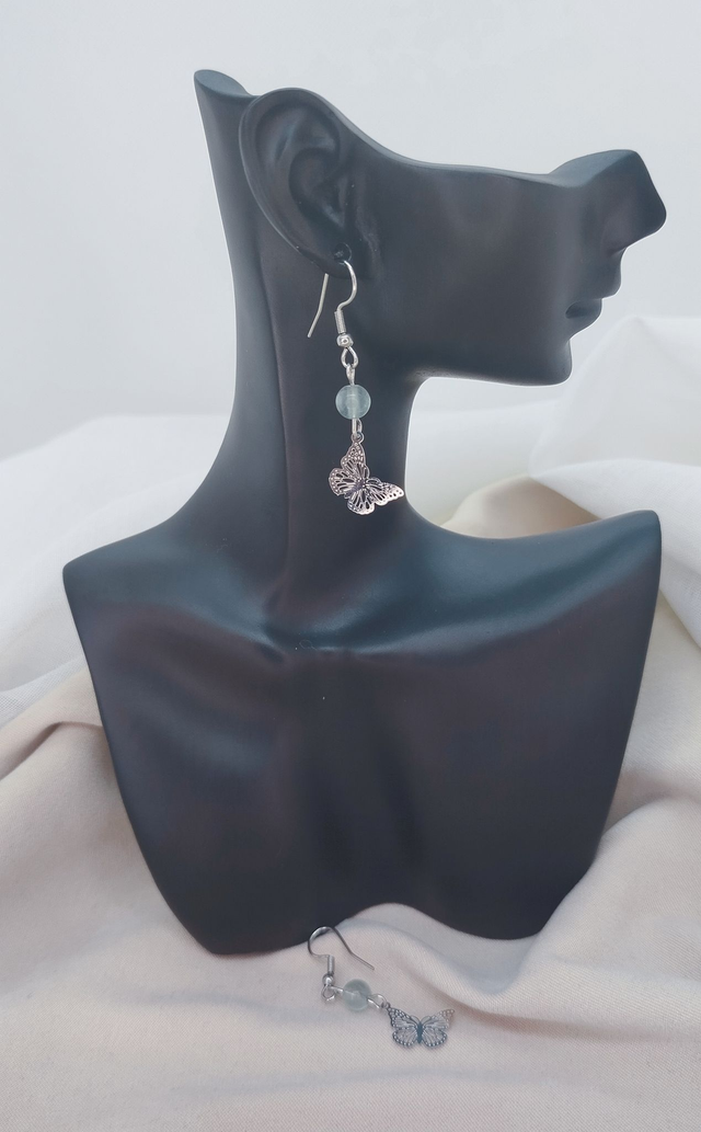 Boucles d&#039;oreilles crochets en acier inoxydable ornées d&#039;une pierre naturelle fluorite et d&#039;un pendentif &quot;papillon&quot;.