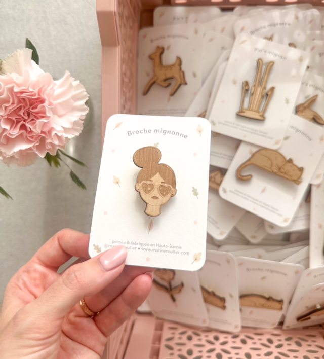 Pin’s Fille Lunettes coeurs