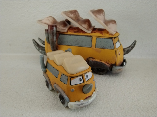 Disney+ Cars on the Road - Westfalanapus - MINI RACERS DINO EGGS #8