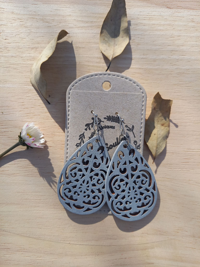 Boucles d&#039;oreilles Bois - arabesques - gris