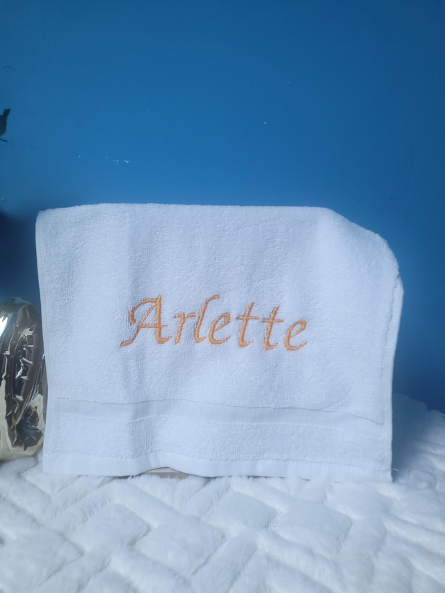 Serviette brodée Arlette