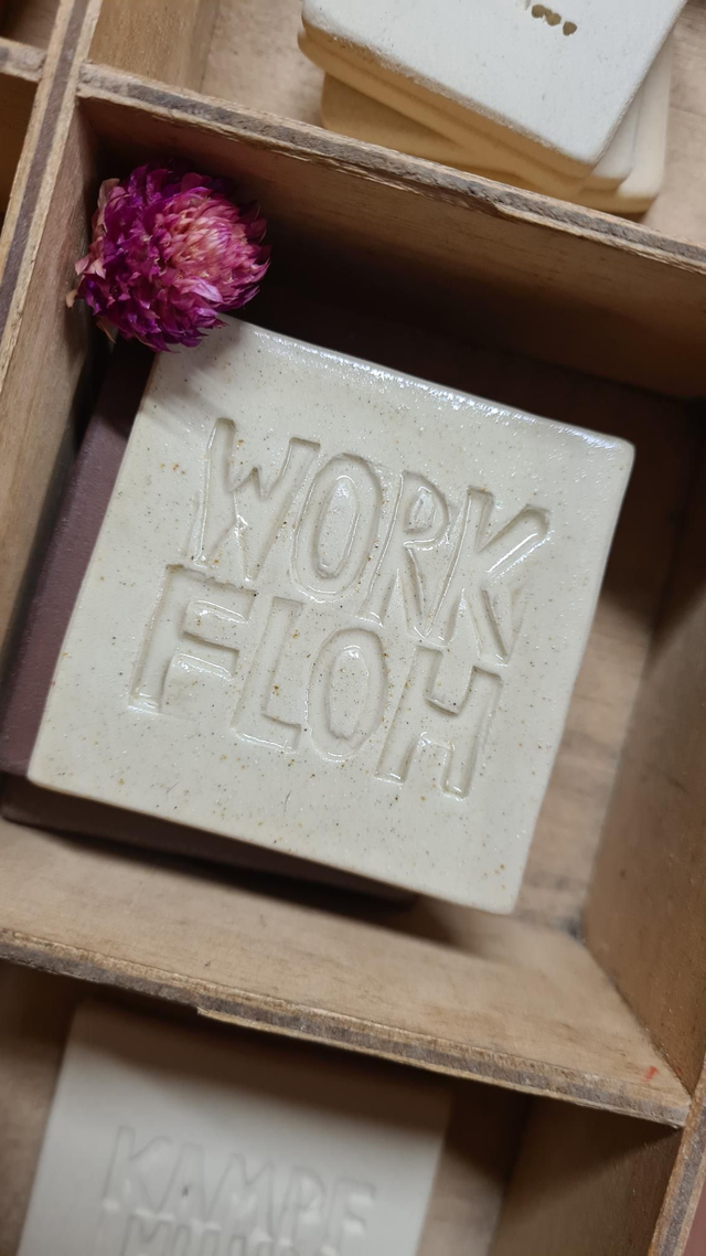 Sprüchefliese "Worksfloh" groß, weiss