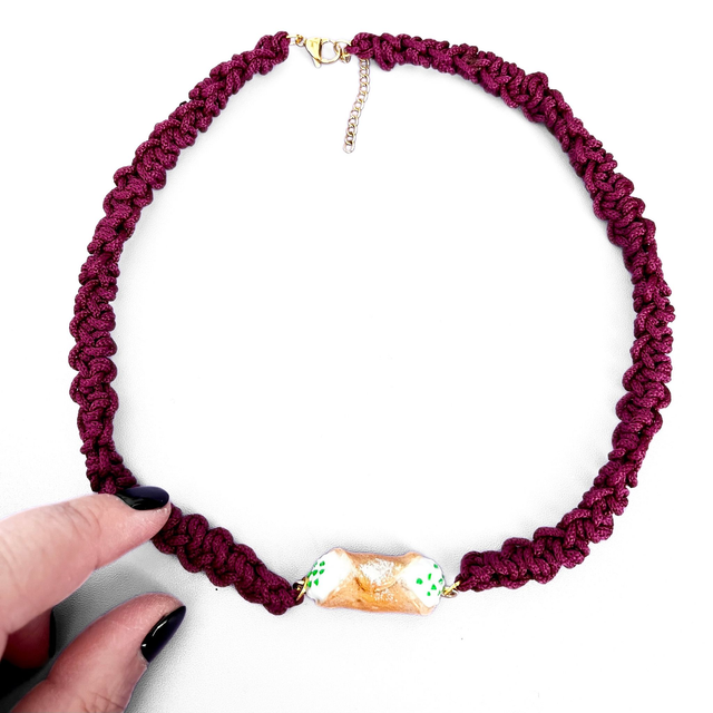 Collana Siciliana Cannolo Gusto Ricotta e Granella di Pistacchi – Artigianale in Argilla Polimerica, Regolabile