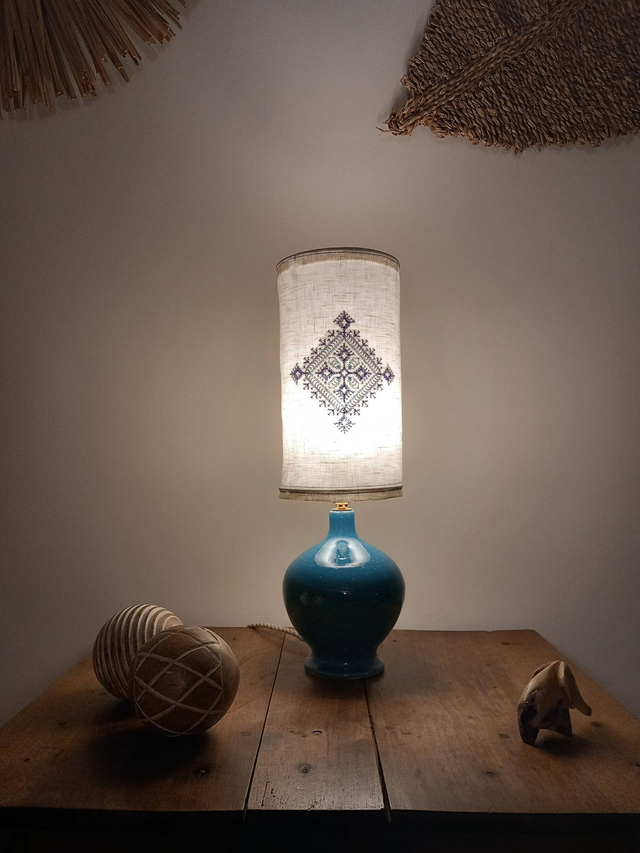 Lampe de table lin artisanale brodée d'un motif marocain - pied de lampe artisanal en céramique bleue Française