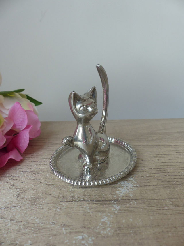 Porte-bagues vintage en métal argenté – chat assis avec queue pour bagues – plat gravé floral – décoration romantique pratique pour bijoux