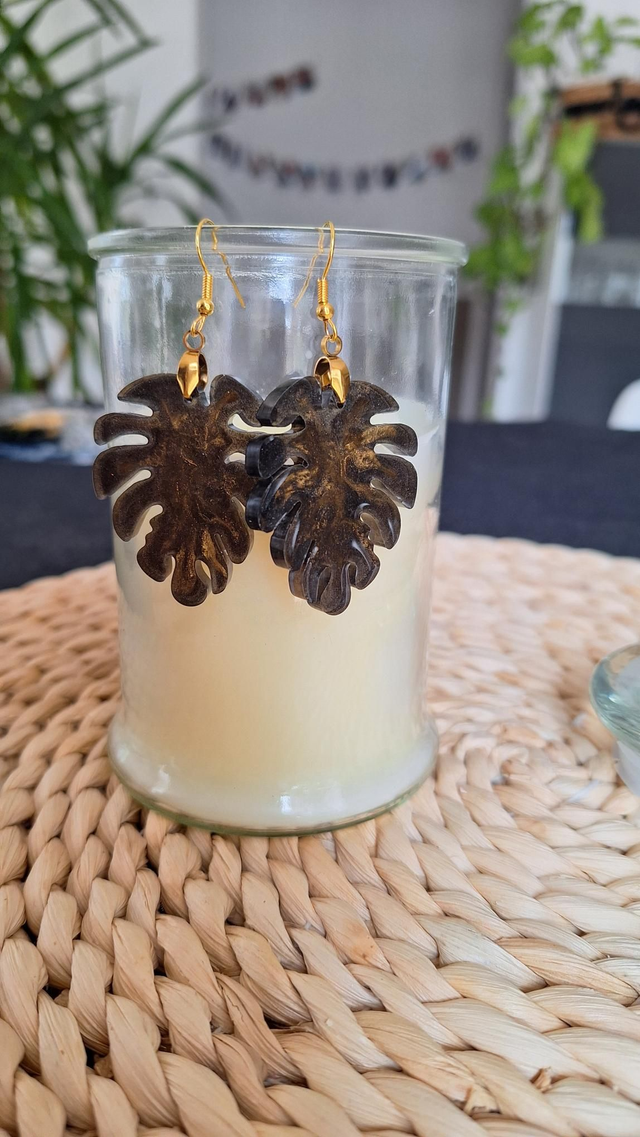 Boucles d&#039;oreilles feuille noir et doré 