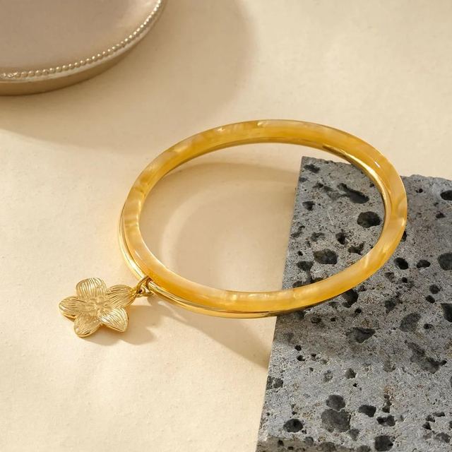 Double Joncs En Résine Dorée Avec Pendentif Fleur