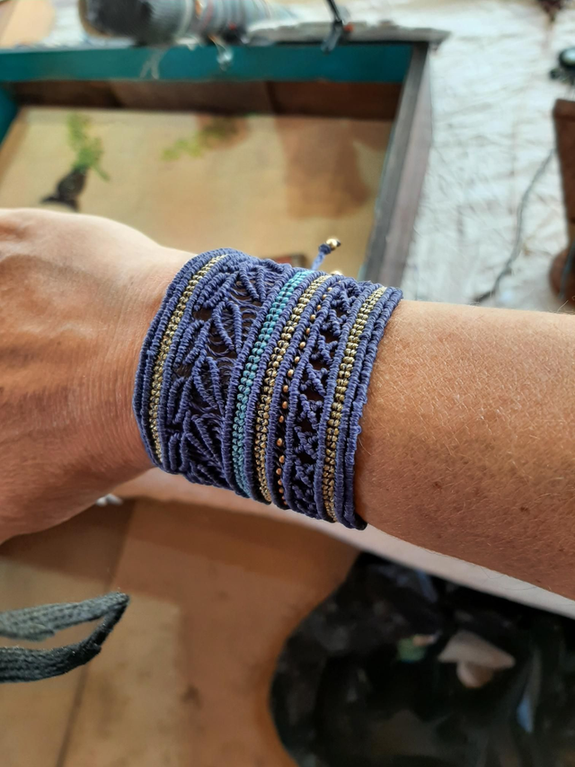 Bracelet manchette en macramé – Bleu indigo, perles dorées et turquoise