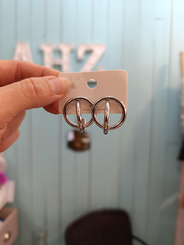 Pendiente aros cruzados