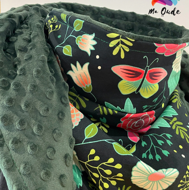 Maxi chèche, châle , écharpe rose, blanche et verte doublée en polaire minky vert foncé « Happy Carmen Green»