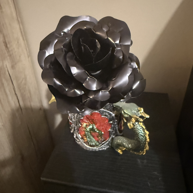 Rose éternelle entièrement en métal noire