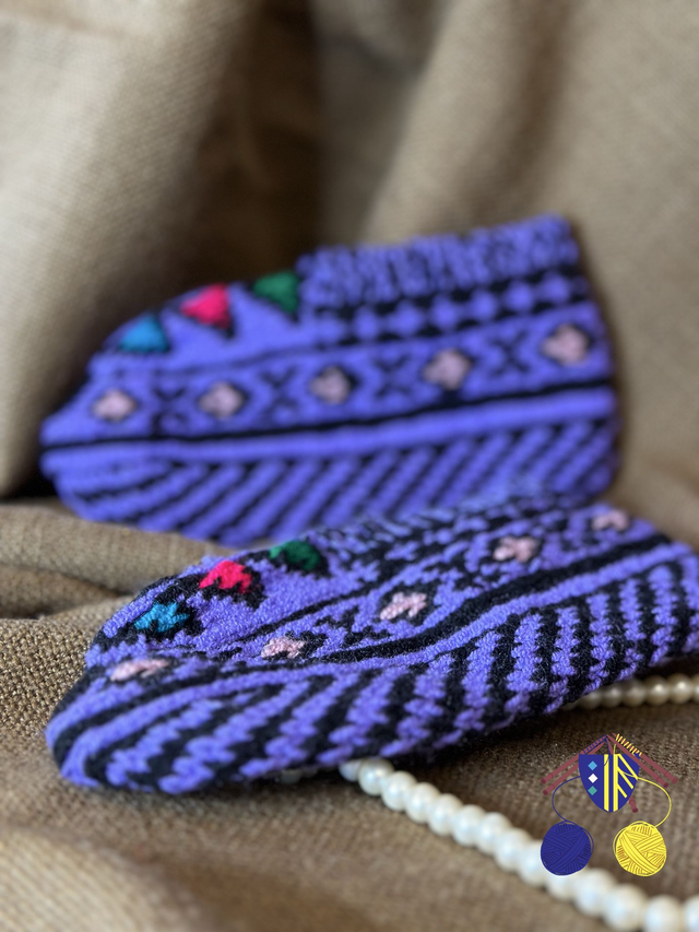 Stricksocken mit traditionellen Muster aus dem Iran in Lila/schwarz