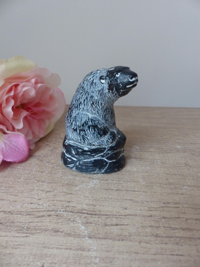 Sculpture ours noir assis sur un rocher The Aardik Collection, Figurine d’ours solitaire vintage fait à la main au Canada