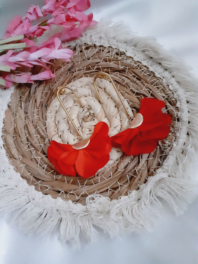 Boucles d'oreilles pendentif fleur rouge