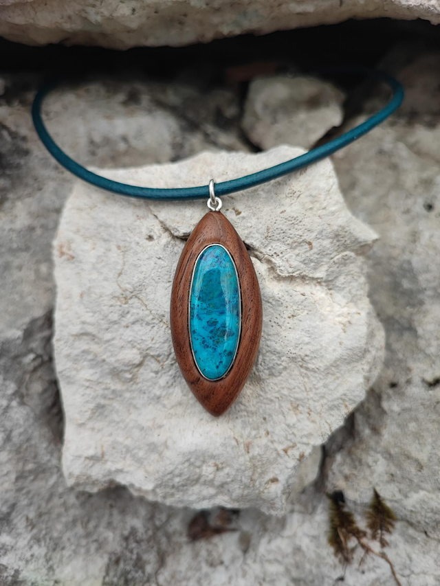 Pendentif en Bois de Noyer Noir, Shattuckite, Argent et Cordon Cuir