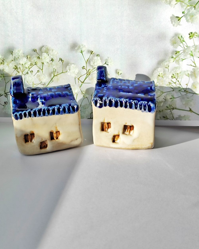 Ceramiczny domek omek z kobaltowym dachem w stylu śródziemnomorskim