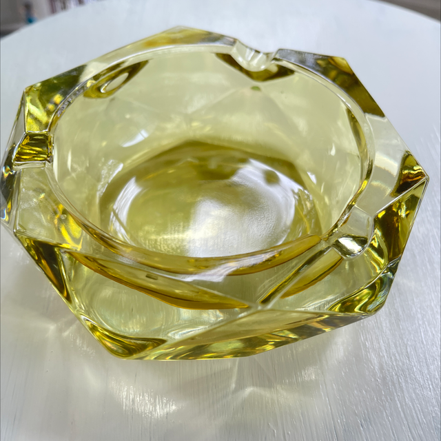 Aschenbecher gelb aus  Glas