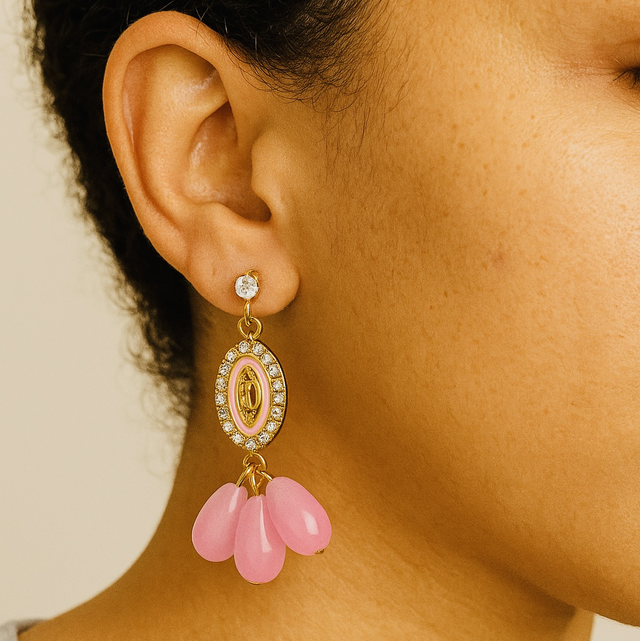 Rosé Charms – Goudkleurige Oorbellen met Roze Druppels & Steentjes