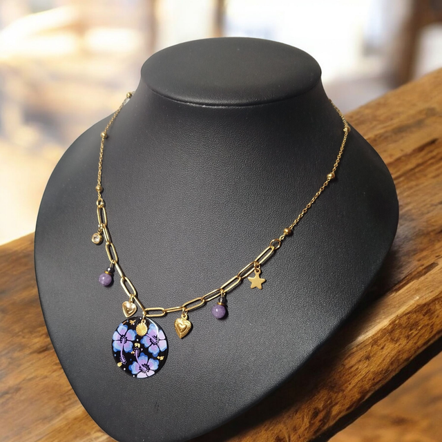 Collier breloques acier inoxydable Flora dessiné parme et bleu saphir clair