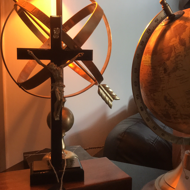 Crucifix en bois noirci et verni 