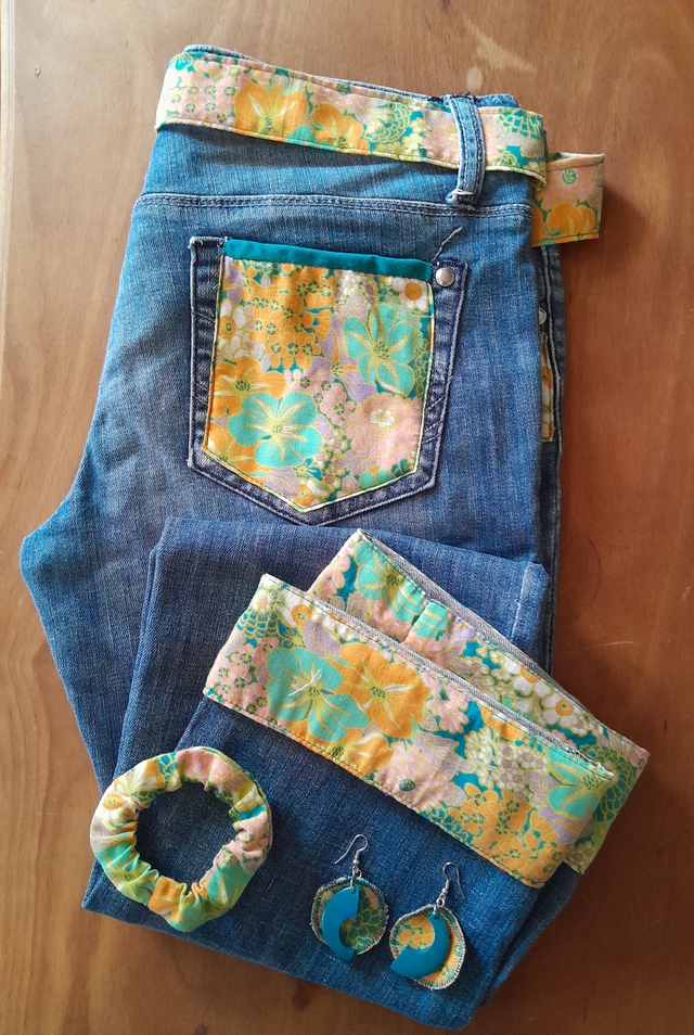 Jean customisé revers et poches.