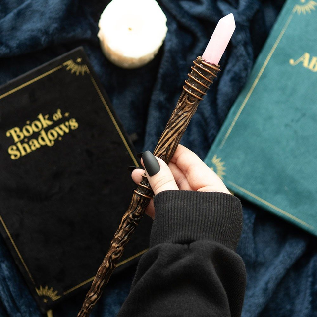 Baguette en cristal de quartz rose fine et romantique.