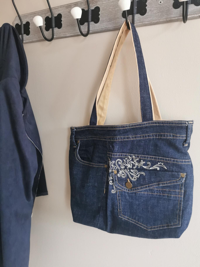 Sac cabas en jean brodé recyclé - intérieur beige au toucher velours