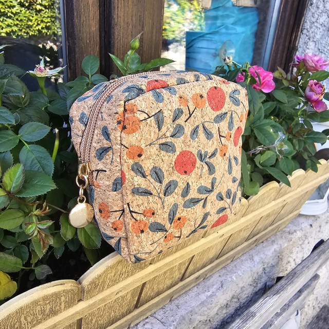 Petite pochette pour cosmétiques ou produits d'hygiène féminine en liège imprimée