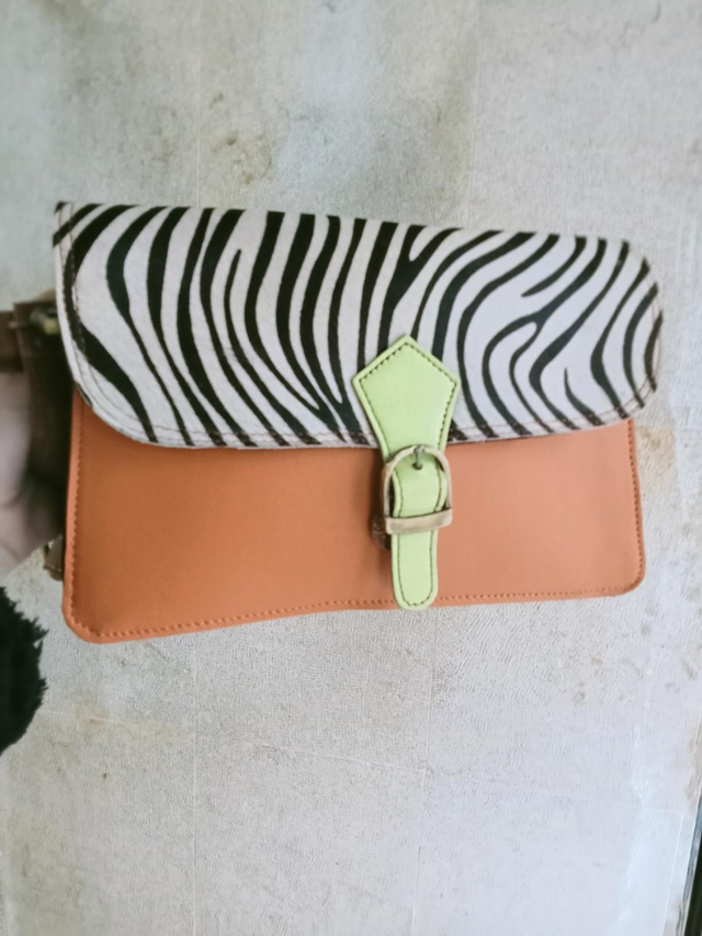 Mala em pele colorida 