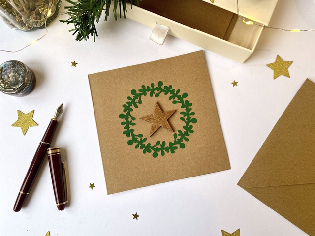 Carte de Noël à motifs d'étoile dorée en bois et rameau vert en papier