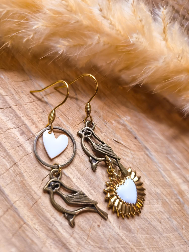 Boucles d'oreilles dépareillées "L'amour des oiseaux" - Modèle bronze et blanc