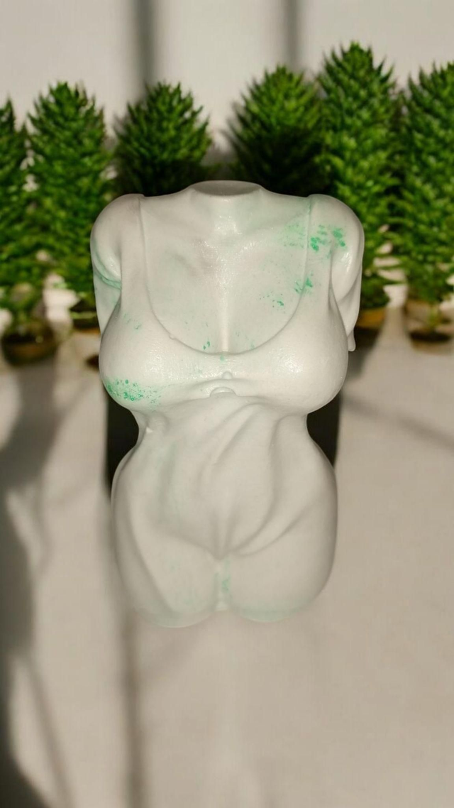 Petite statue buste femme artisanale en plâtre de Paris, unique et personnalisable