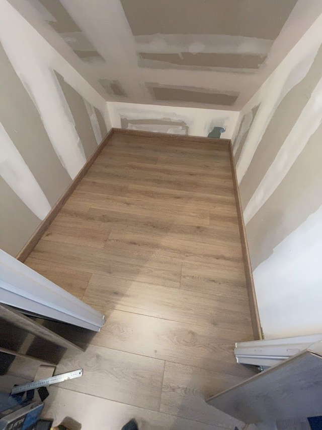 Depose ou Pose de Revetement de sol Parquet ou pvc avec des plinthes