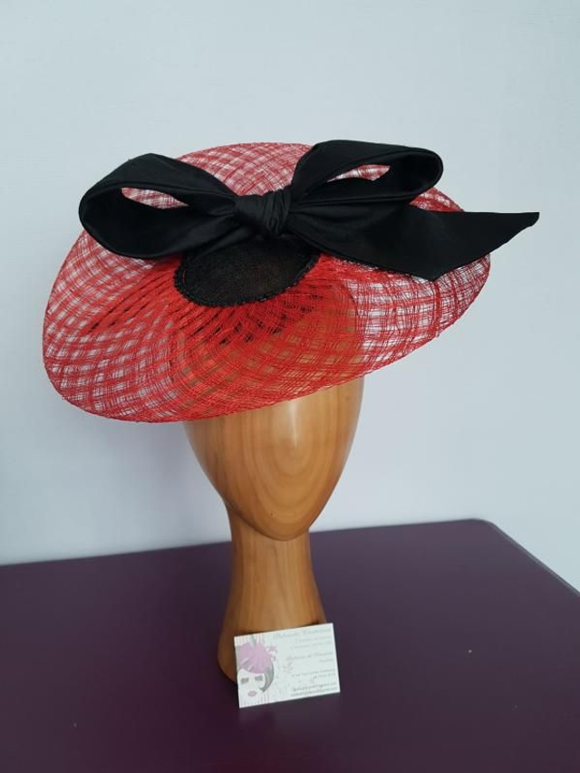 Modèle "Jade" chapeau de cérémonie en sisal grillagé rouge et noir