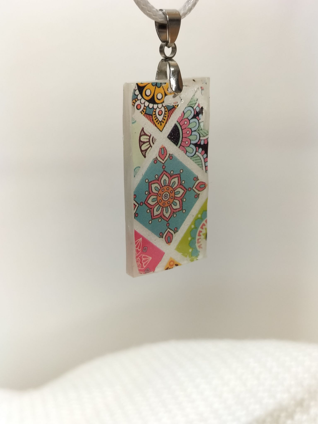 Pendentif vertical et motifs colorés