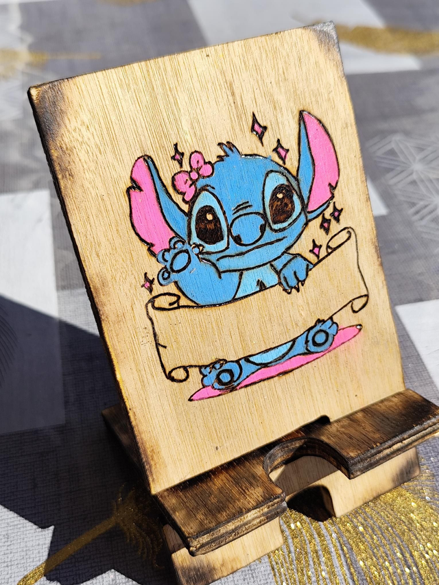 SUPPORT DE CHARGE TÉLÉPHONE STITCH PERSONNALISABLE AVEC UN PRÉNOM