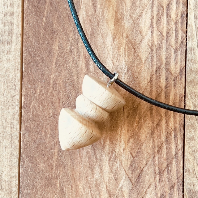 Collier en bois de hêtre tourné 