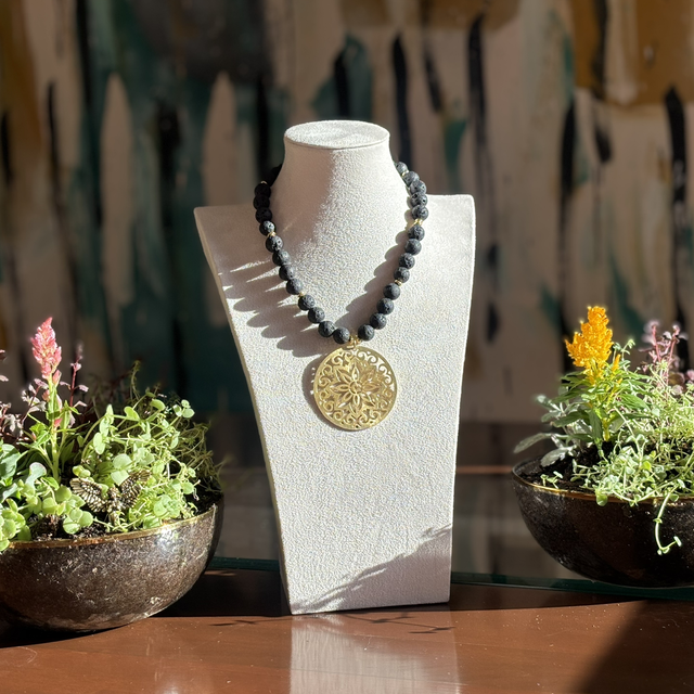 Collar Mandala Volcánico – Enchape de Oro